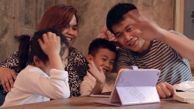 亚洲家庭视频调用科维德病毒受感染的曼谷泰国